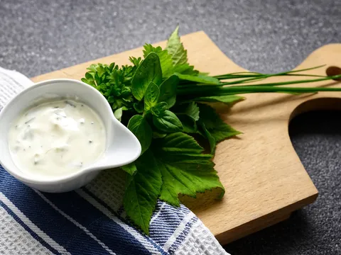 Salsa bechamel cremosa servida en un cuenco