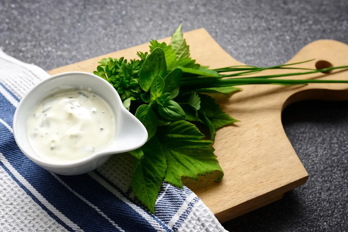 Salsa bechamel cremosa servida en un cuenco