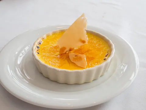 Crema catalana con la superficie de azúcar quemado y una lámina de caramelo