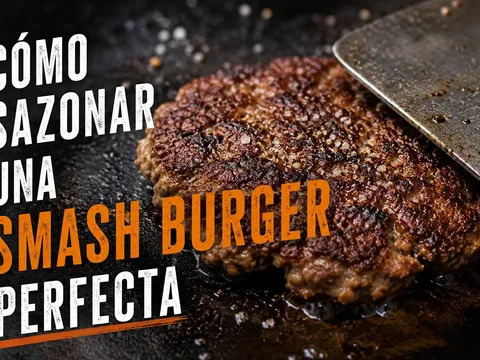 Smash burger con borde crujiente y caramelizado recién sazonada en la plancha