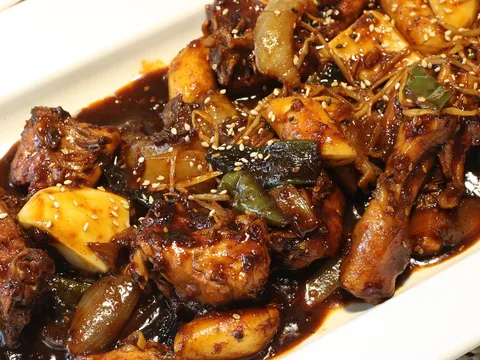 Contramuslos de pollo guisados en salsa oscura