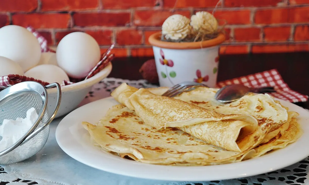 Crepes dorados y doblados servidos en un plato
