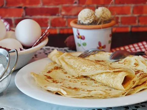 Crepes dorados y doblados servidos en un plato