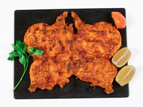 Pollo a la plancha con sésamo, glaseado y rodajas de limón