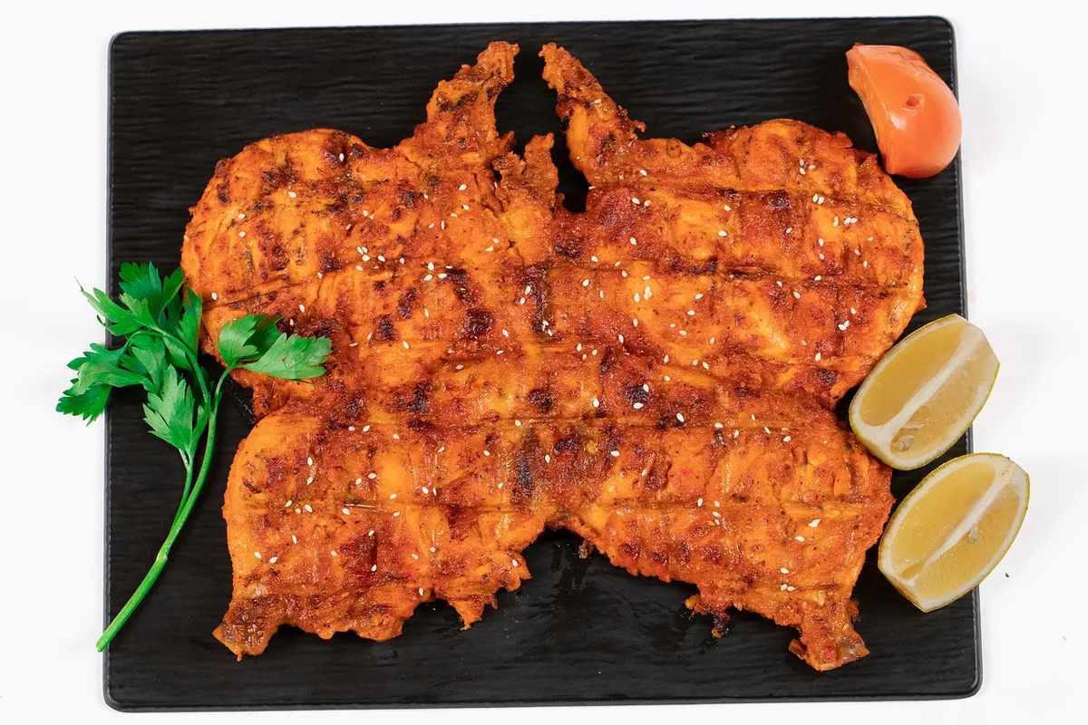Pollo a la plancha con sésamo, glaseado y rodajas de limón