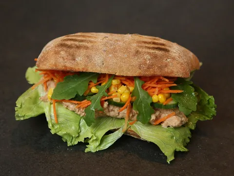 Paté de atún casero como relleno de un bocadillo con verduras