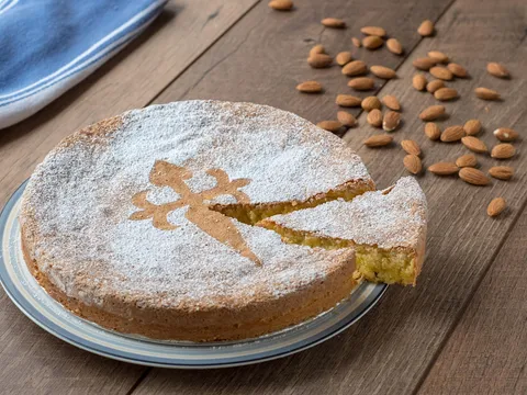 Tarta de Santiago con la cruz de azúcar glas y almendras alrededor