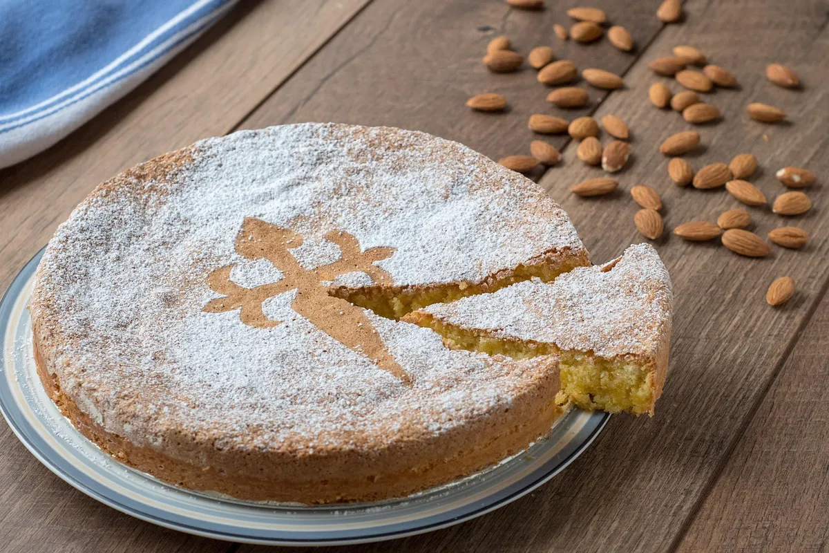 Tarta de Santiago con la cruz de azúcar glas y almendras alrededor