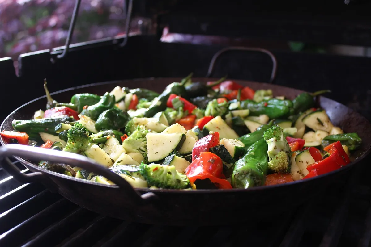 Brócoli asado junto a otras verduras en una sartén