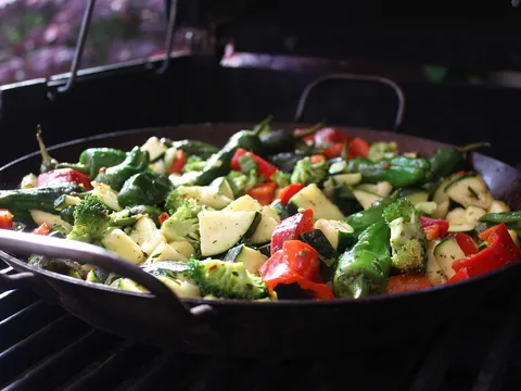 Brócoli asado junto a otras verduras en una sartén
