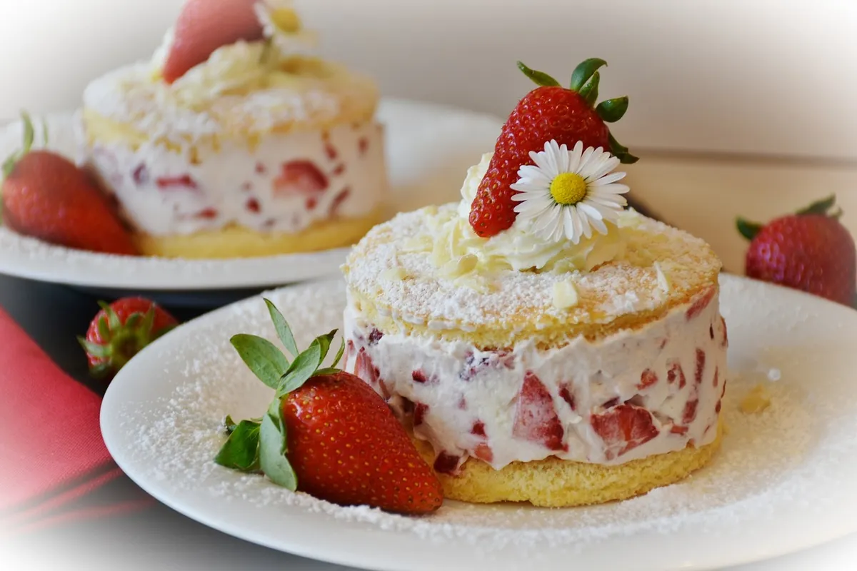 Tarta de fresas con nata decorada con fresas frescas
