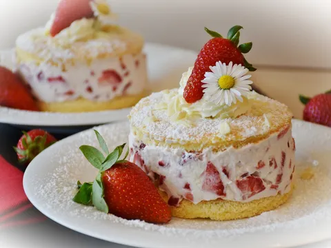 Tarta de fresas con nata decorada con fresas frescas