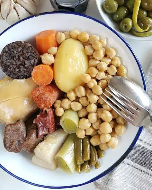 Plato de cocido con garbanzos, morcilla, chorizo, zanahoria, patata y verdura