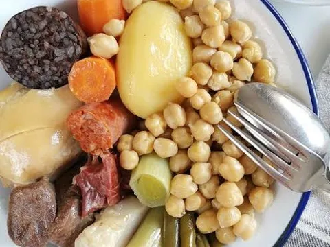 Plato de cocido con garbanzos, morcilla, chorizo, zanahoria, patata y verdura