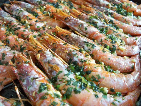 Gambones a la plancha con ajo y perejil picado por encima
