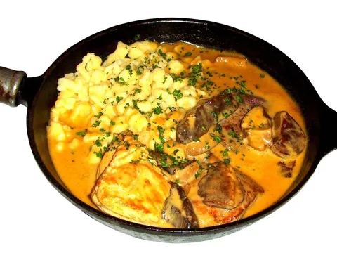 Medallones de solomillo de cerdo bañados en salsa de champiñones