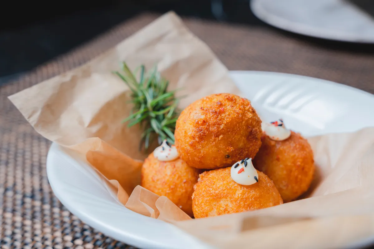 Croquetas de jamón caseras recién fritas, doradas y crujientes