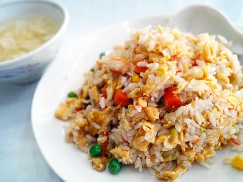 Arroz tres delicias casero con guisantes, zanahoria y huevo