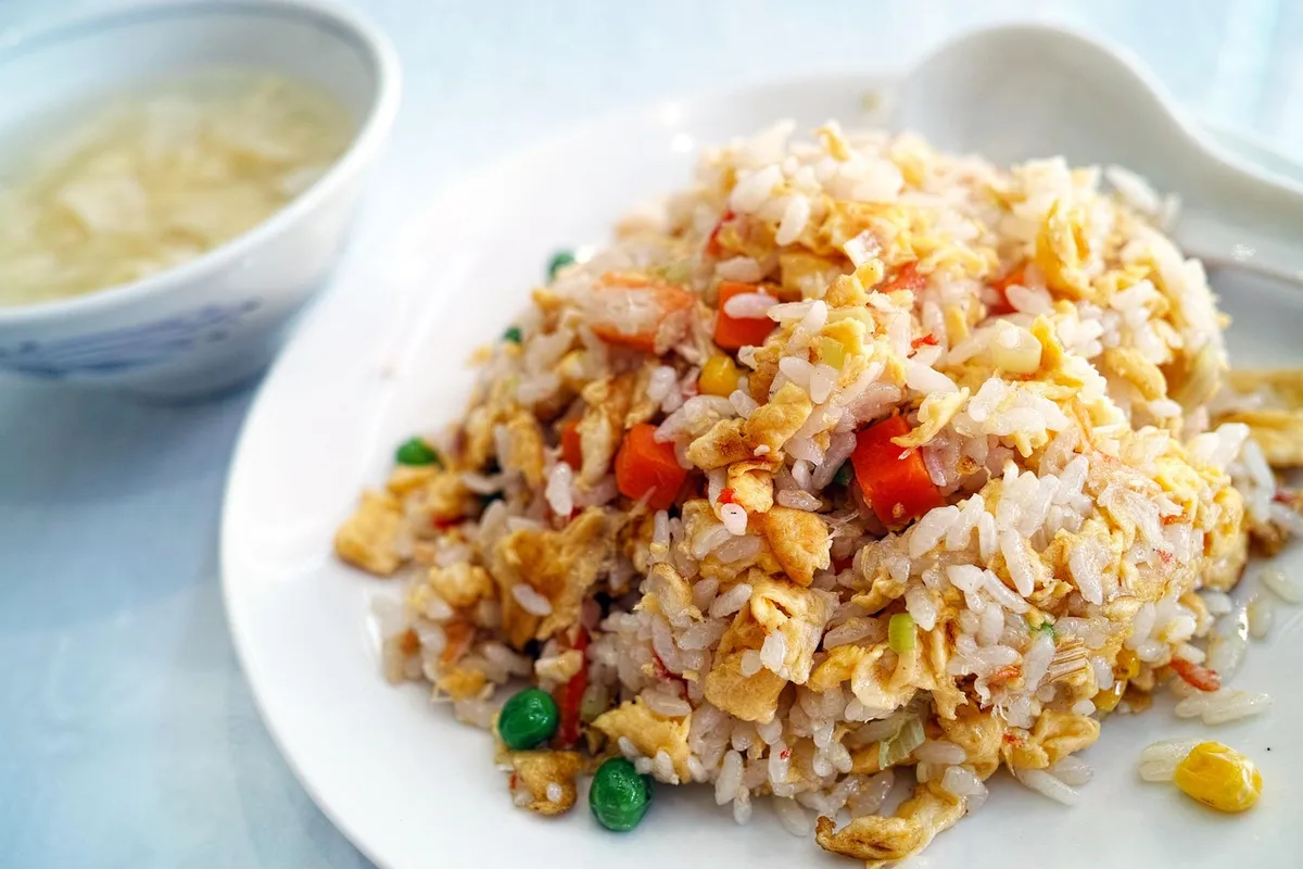 Arroz tres delicias casero con guisantes, zanahoria y huevo