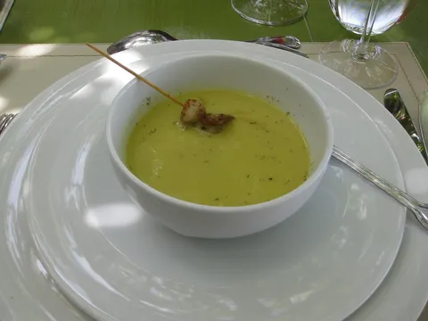 Crema de calabacín con quesitos servida en un bol blanco