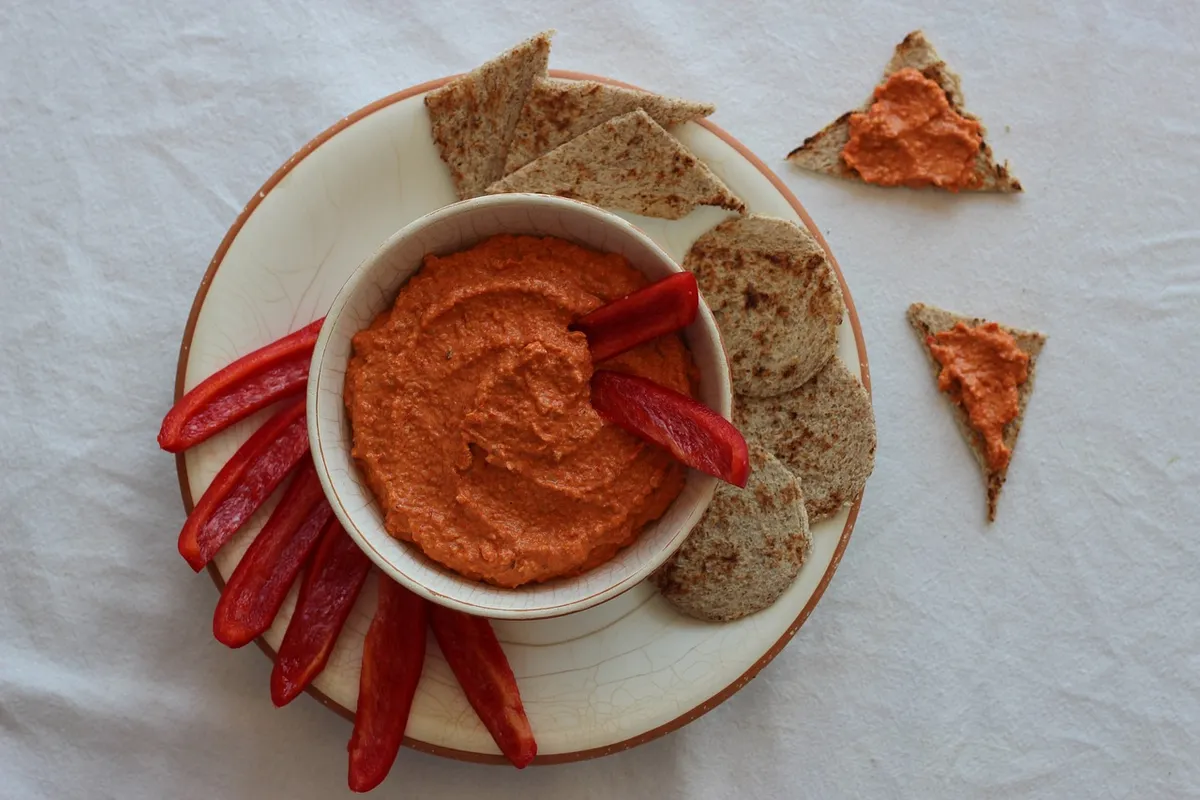 Salsa de pimientos del piquillo servida en un cuenco