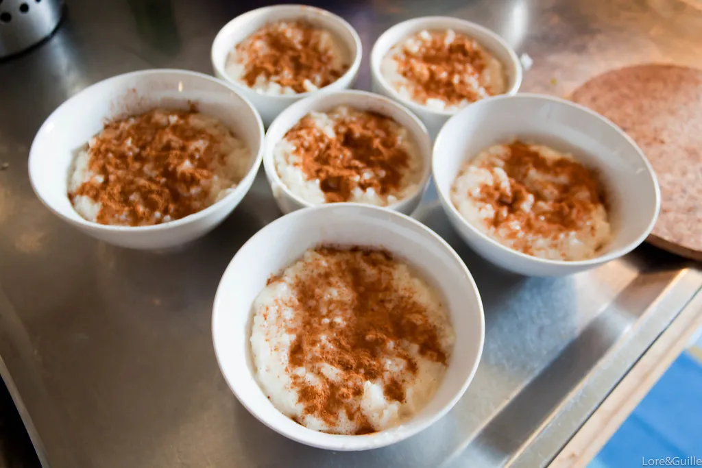Arroz con leche condensada en cuencos, espolvoreado con canela